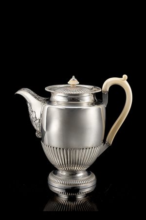 Caffettiera in argento, con corpo ad urna, decorato a fasce baccellate,...