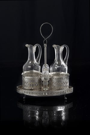 Oliera in argento di forma ovale con sponde e cestini traforati e decorati a...