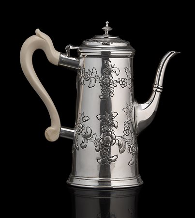 Caffettiera in argento in stile Giorgio I di forma troncoconica, decorata a...