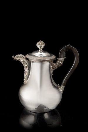 Caffettiera in argento con corpo piriforme e superficie liscia; beccuccio ed...