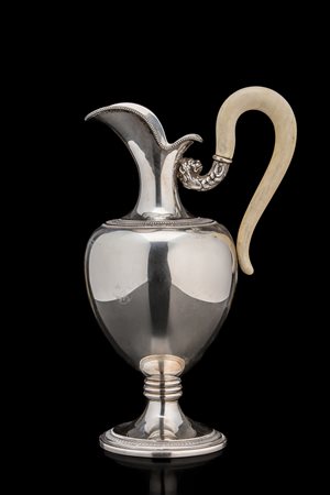 Versatoio in argento con corpo ovoidale liscio decorato da cinture godronate...