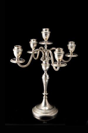 Candelabro in argento a cinque fiamme con fusto a balaustro, decorato da...