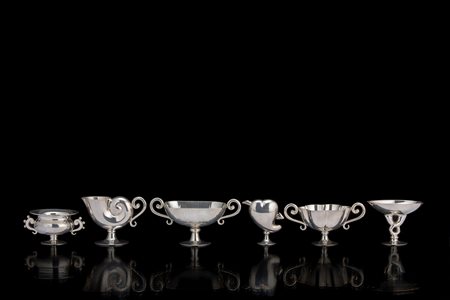 Lotto in argento (925/1000) composto da tre alzatine e due vasetti della...