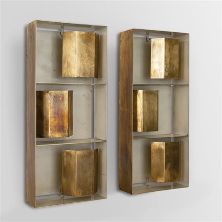 DUE LAMPADE A PARETE, anni '50. Ottone lucido e verniciato. Altezza cm 70,...