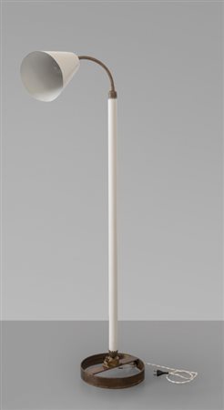 UNA LAMPADA DA TERRA, anni 50. Ottone, legno verniciato, alluminio laccato....