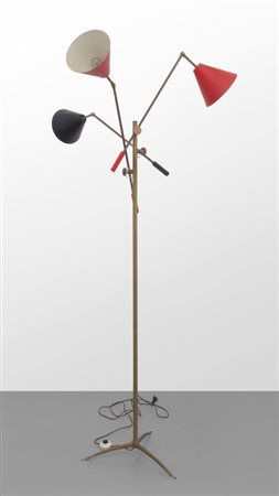 UNA LAMPADA DA TERRA, anni '50. Ottone, alluminio laccato. Altezza massima cm...