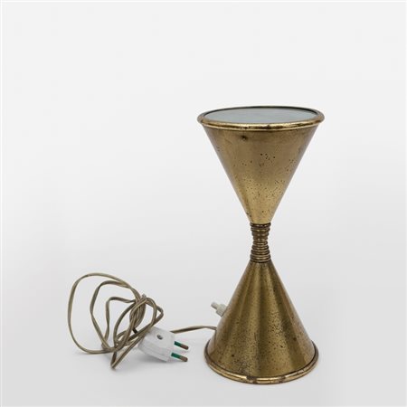 ARREDOLUCE Una lampada da tavolo, anni '60. Ottone, vetro satinato. Altezza...