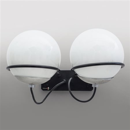 GINO SARFATTI Una lampada a parete 237/2 per ARTELUCE, 1960.Metallo laccato,...