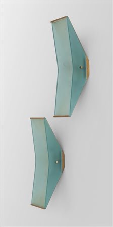 FONTANA ARTE Due lampade da parete "2135", 1962. Cristallo curvato satinato,...