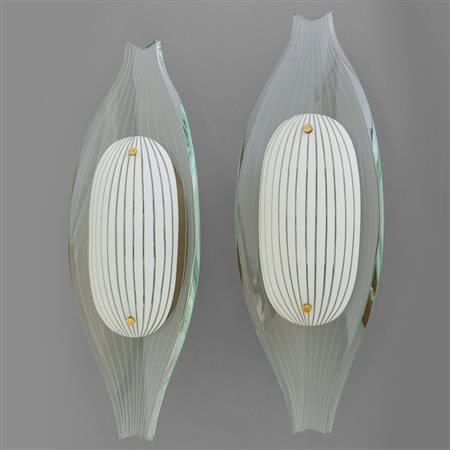 MAX INGRANDDue lampade a parete "2340", 1965. Cristallo sagomato curvato,...