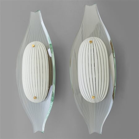 MAX INGRANDDue lampade a parete "2340", 1965. Cristallo sagomato curvato,...