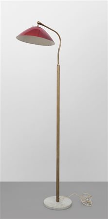 STILNOVO Una lampada da terra, anni '50. Marmo, ottone, alluminio laccato....