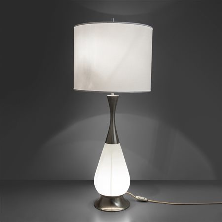 STILNOVO Una lampada da tavolo, anni '60. Metallo nichelato, vetro opalino...