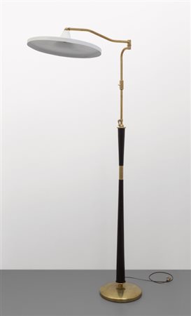 GILARDI & BARZAGHIUna lampada da terra, anni '50. Ottone, legno di mogano...