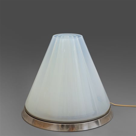 MAZZEGAUna lampada da tavolo, circa 1970. Ottone nichelato, vetro opalescente...