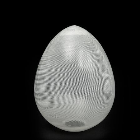 VENINI Un uovo di cristallo a filigrana bianca, modello 415.23. Marca incisa...