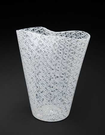 PAOLO VENINIun vaso in vetro zanfirico lattimo con canne disposte a rete,...