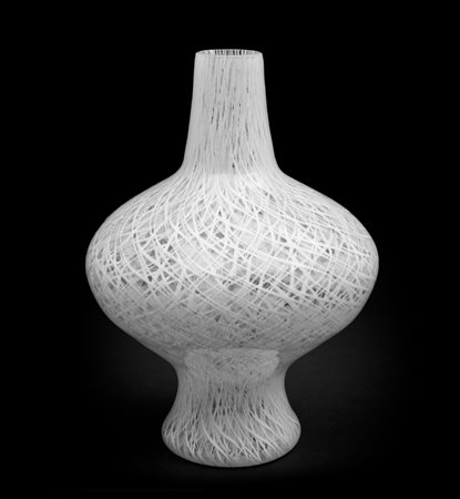 PAOLO VENINI Un vaso in vetro zanfirico reticello lattimo, modello 3841,...