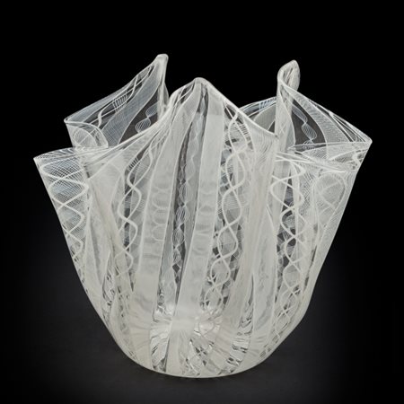 FULVIO BIANCONI, VENINIUn vaso a fazzoletto in vetro a canne di reticello e...