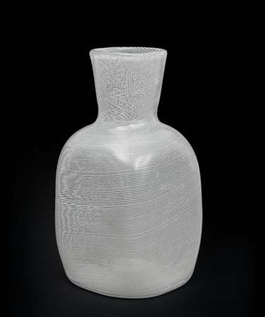 CARLO SCARPA, VENINI Una bottiglia a sezione quadrata in vetro a mezza...