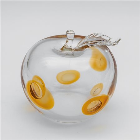 ARCHIMEDE SEGUSO Una mela in cristallo con bolle cerchiate da vetro ambra,...