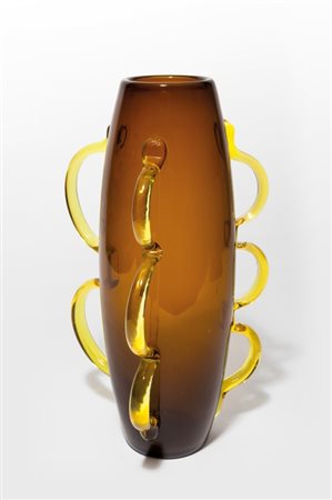 ALESSANDRO MENDINI, VENINIUn vaso "Dor", 1990. Vetro ambra con applicazioni...