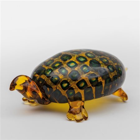 LAURA DIAZ DE SANTILLANA, VENINI & C. Una tartaruga in vetro ambra con decoro...