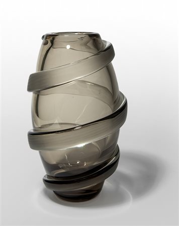 CARLO SCARPA, VENINI Un vaso modello "936", 1987. Vetro fumé di forte...