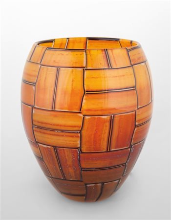 ERCOLE BAROVIER, BAROVIER & TOSOUn vaso a tessere ambra, 1957. Altezza cm...