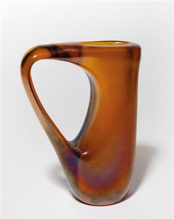 GIORGIO FERRO, A.VE.M.Un vaso "Ansa volante", 1955. Vetro ambra iridato. Un...