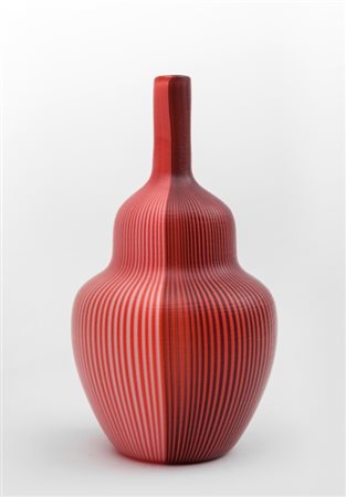 CARLO SCARPA, VENINIUn vaso in vetro tessuto a superficie battuta, circa...