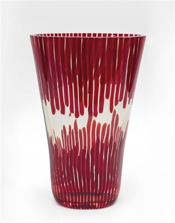 SALVIATI Un vaso in pesante cristallo con decoro a canne in vetro rosso, anni...