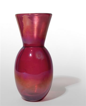 FLAVIO POLI, SEGUSO VETRI D'ARTE Un vaso in vetro viola iridato, anni...