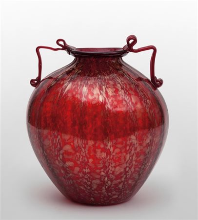 FRATELLI TOSO Un vaso in vetro rosso con avventurina, anni '20. Altezza cm 26.