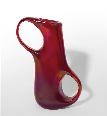 GIORGIO FERRO, AVEM Un vaso "Ansa volante" in vetro rosso iridato, 1955....