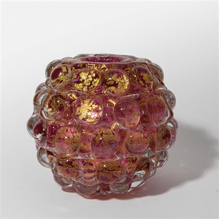 ERCOLE BAROVIER, BAROVIER & TOSOUn vaso"Lenti" in vetro rubino e foglia d'oro...