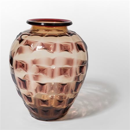 VITTORIO ZECCHIN, VENINI Un grande vaso in vetro ambra con rilievi in vetro...