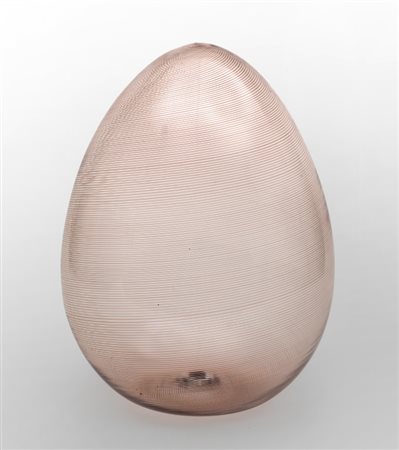 VENINI Un uovo di cristallo a filigrana nera, modello 415.23, circa 1970....