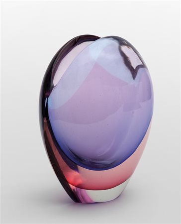 FLAVIO POLI, SEGUSO VETRI D'ARTEUn vaso "valva" in vetro sommerso a due...