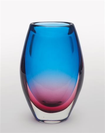 FLAVIO POLI, SEGUSO VETRI D'ARTEUn vaso in vetro sommerso sfumato a due...