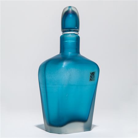 PAOLO VENINI Una bottiglia in vetro inciso, modello 4844, circa 1968. Marca...