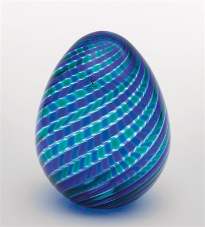 VENINI Un uovo a canne ritorte bicolori, 1984. Marca incisa "venini italia...
