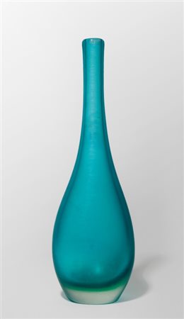 PAOLO VENINI Una bottiglia in vetro inciso, modello 4816, 1956. Mrcata...