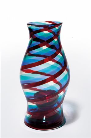 FULVIO BIANCONI, VENINI Un candeliere in vetro rosso con copricandela in...