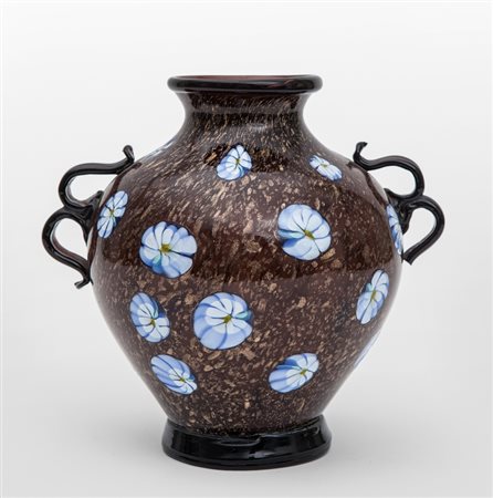 FRATELLI TOSO Un vaso in vetro ametista con avventurina e murrine floreali....