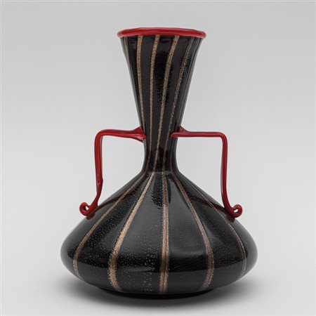 FRATELLI TOSO Un vaso in vetro nero con applicazione di foglia d'argento...