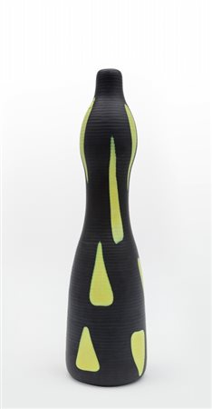 ALESSANDRO MENDINI, VENINI Un vaso della serie "Arsos", in vetro battuto nero...