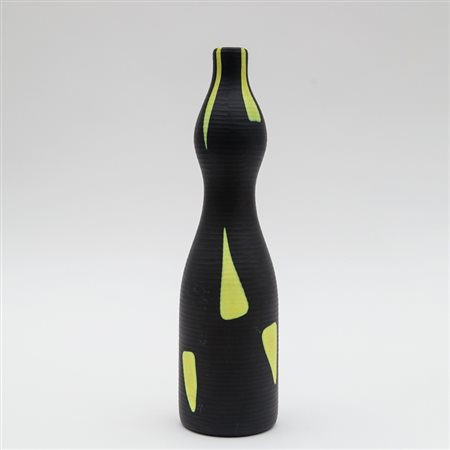 ALESSANDRO MENDINI, VENINI Un vaso della serie "Arsos", in vetro battuto nero...