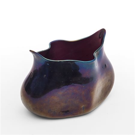 VETRERIA ARTISTICA BAROVIERUn vaso in vetro nero iridato, circa 1915. Cm 9,5...