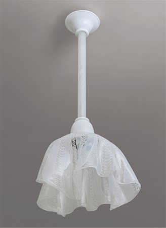 FULVIO BIANCONI, VENINIUna lampada a sospensione, anni '50. Vetro lattimo,...